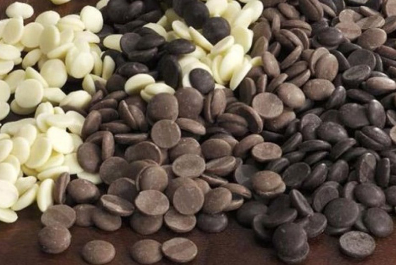Черный и белый шоколад в каллетах
